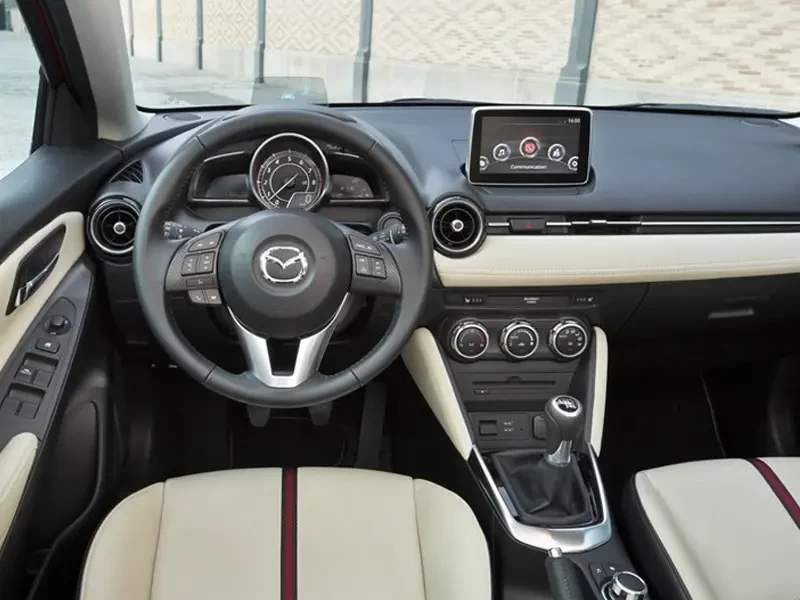 cockpit novo mazda 2 2025