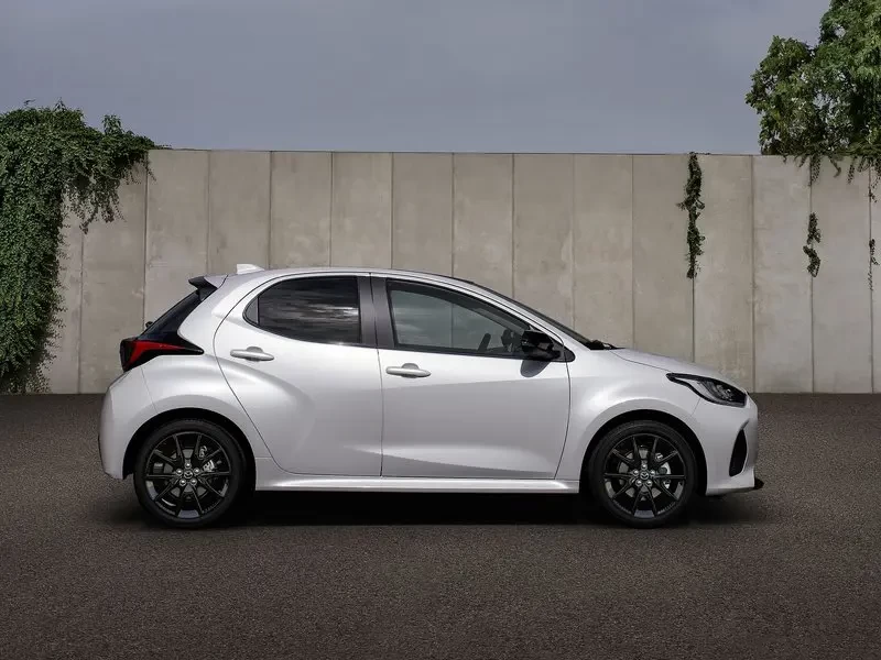 lateral novo mazda 2 hybrid 2025