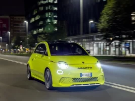 frente novo abarth 500e 2025