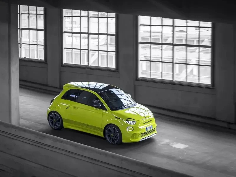 lateral novo abarth 500e 2025
