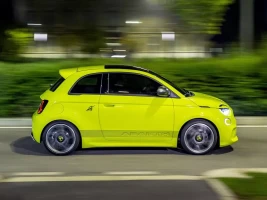 lateral novo abarth 500e 2025