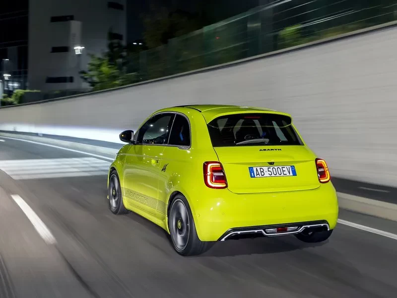 traseira novo abarth 500e 2025