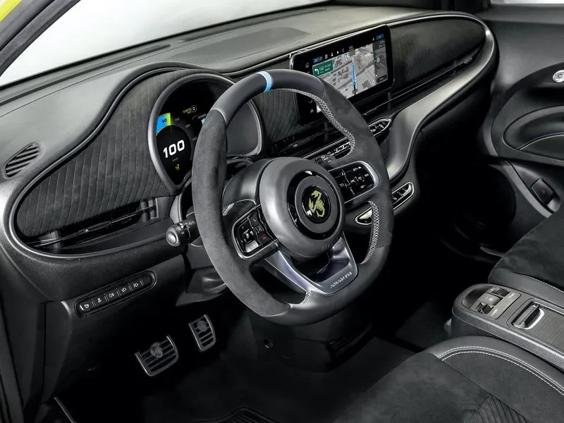 cockpit novo abarth 500e 2025