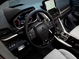 cockpit novo mistubishi eclipse cross phev 2025