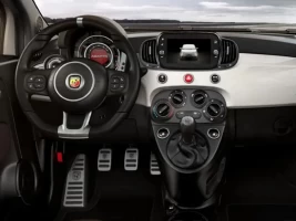 cockpit novo abarth 595 2025